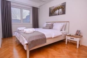 een slaapkamer met een groot bed en een raam bij RUPE Apartments - FREE PARKING in city center! in Ohrid