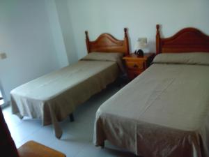 Łóżko lub łóżka w pokoju w obiekcie Apartamentos Mary