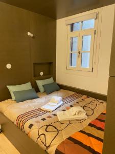 een slaapkamer met een groot bed en een raam bij Sweet Love Family III in Coimbra
