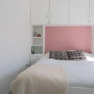 een slaapkamer met een bed met een roze hoofdeinde bij Familyhouse - Vebenabos 14 Dishoek Bos en Duin in Koudekerke