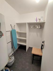 Elle comprend une petite salle de bains pourvue de toilettes et d'une chaise. dans l'établissement jeu de paume, à Bayonne