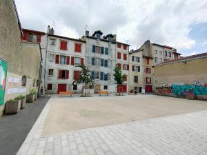 un groupe de bâtiments avec bancs dans une cour dans l'établissement jeu de paume, à Bayonne