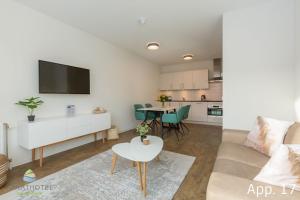 een woonkamer met een bank en een tafel bij Luxe 4-persoons appartement in Zoutelande