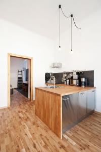 a kitchen with a wooden counter top in a room at Zentrales & modernes City-Apartment in Graz