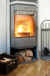 a stove with a fire in it in a room at Zentrales & modernes City-Apartment in Graz