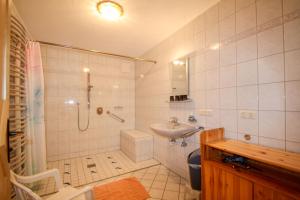een badkamer met een douche en een wastafel bij Ferienwohnung Jodlhof in Obing