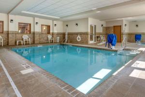 uma grande piscina num quarto de hotel em Comfort Inn & Suites em Dover