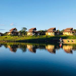 un grupo de casas a orillas de un lago en Winterville Flats & Bangalôs, en Gravatá