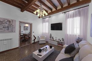- un salon avec un canapé et une table dans l'établissement Ca' Alessandro, à Venise