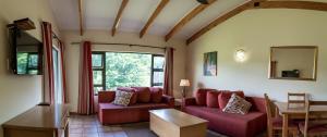 ein Wohnzimmer mit Sofa und Tisch in der Unterkunft Gooderson Monks Cowl Golf Resort in Champagne Valley