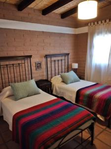 Un pat sau paturi într-o cameră la Balcones de San Carlos, casa Campana