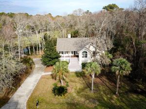Una vista aérea de una casa blanca con palmeras. en Wonderful luxury pet friendly home in Shipyard with great golf Bikes & Beach Gear included, en Hilton Head Island