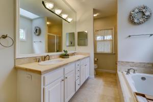 Un baño con dos lavabos y un espejo grande. en Wonderful luxury pet friendly home in Shipyard with great golf Bikes & Beach Gear included, en Hilton Head Island 33 fotos más