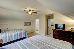 Un dormitorio con dos camas y un ventilador de techo. en Wonderful luxury pet friendly home in Shipyard with great golf Bikes & Beach Gear included, en Hilton Head Island