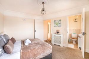 Voodi või voodid majutusasutuse CONEN Chafford Apartment toas