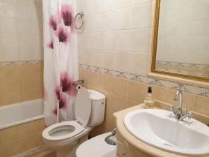 Kúpeľňa v ubytovaní Apartamento Guardamar Playa + 14 fotografií