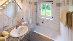 Koupelna v ubytování Hotel Drachenwand-Mondsee + 37 fotografií