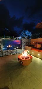 a fire pit sitting on a patio at night at Hortensias Pousada Boutique - Piscina Aquecida 37 Graus e Fire Pit a Gas - Aceita PET in Monte Verde