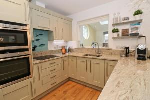 A kitchen or kitchenette at NEAR BEACHES, contemporary home in village centre