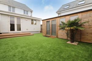 Gallery image of NEAR BEACHES, contemporary home in village centre in Saint Merryn