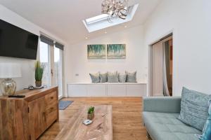 Gallery image of NEAR BEACHES, contemporary home in village centre in Saint Merryn