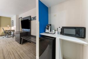 Uma TV ou centro de entretenimento em Holiday Inn Express - Columbus Downtown by IHG