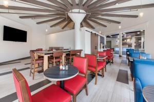 Uma TV ou centro de entretenimento em Holiday Inn Express - Columbus Downtown by IHG