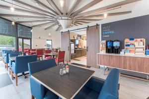 Uma área de estar em Holiday Inn Express - Columbus Downtown by IHG