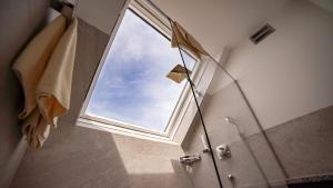 una finestra in un bagno con box doccia di Hotel Drachenwand-Mondsee a Mondsee