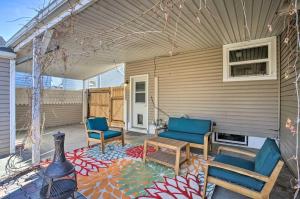 Χώρος καθιστικού στο Adventure Home Base - 7 Blocks to Downtown!