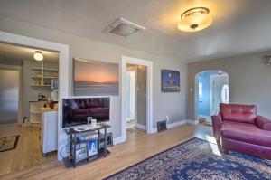 Χώρος καθιστικού στο Adventure Home Base - 7 Blocks to Downtown!