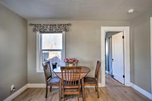 Χώρος καθιστικού στο Adventure Home Base - 7 Blocks to Downtown!