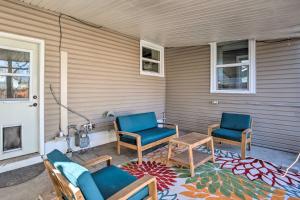 Χώρος καθιστικού στο Adventure Home Base - 7 Blocks to Downtown!