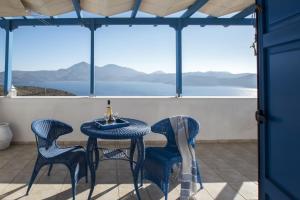a table and chairs with a view of the ocean at Milos Sunset Home in Tripiti