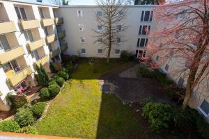 una vista aérea de un patio frente a un edificio en Toni en Lindau