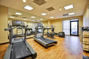 un gimnasio con cintas de correr y equipo cardiovascular en un edificio en Hyatt Place Minneapolis Airport South en Bloomington