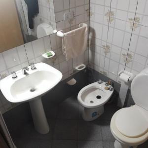 a bathroom with a sink and a toilet at casa lucy in Puerto Iguazú