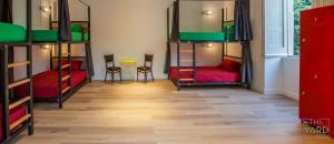 Posteľ alebo postele v izbe v ubytovaní The Yard Hostel