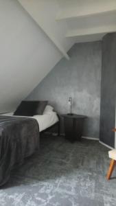 - une chambre avec un lit et un lavabo dans l'établissement Ustawi, à Wilp-Achterhoek