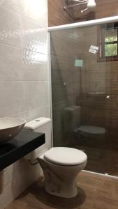 a bathroom with a toilet and a sink and a shower at Casa Mar e Montanha 2, deck com vista para o mar in Trindade