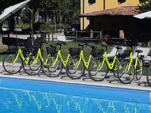 Agriturismo ai Due Leoni内部或周边的泳池