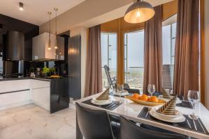 Kuchnia lub aneks kuchenny w obiekcie Ambria Apartments Platan Tower