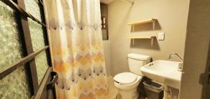 un piccolo bagno con un water e un lavandino di Kukul'ik Studios & Workspace a San Cristóbal de Las Casas Altre 151 foto