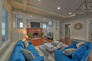 Χώρος καθιστικού στο Beautifully Renovated Beach House with Fenced Patio!