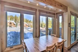d'une salle à manger avec une table en bois et de grandes fenêtres. dans l'établissement Ski-In Breck Condo Walk to Shops and Restaurants!, à Breckenridge