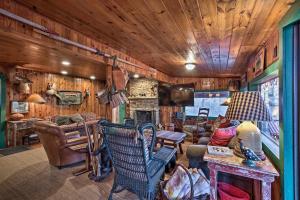 Φωτογραφία από το άλμπουμ του Spacious Waterfront Retreat with Dock and Hot Tub σε Mentone