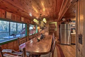 Φωτογραφία από το άλμπουμ του Spacious Waterfront Retreat with Dock and Hot Tub σε Mentone