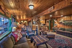 Φωτογραφία από το άλμπουμ του Spacious Waterfront Retreat with Dock and Hot Tub σε Mentone
