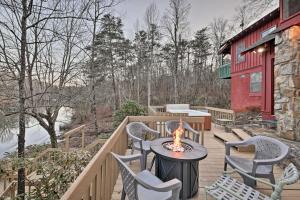Φωτογραφία από το άλμπουμ του Spacious Waterfront Retreat with Dock and Hot Tub σε Mentone