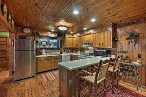 Φωτογραφία από το άλμπουμ του Spacious Waterfront Retreat with Dock and Hot Tub σε Mentone +29 φωτογραφίες